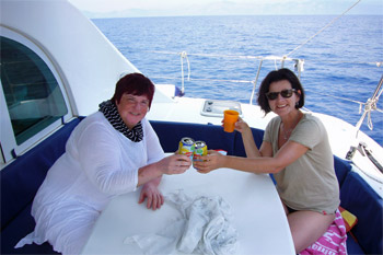 ... die Damen genießen das Segeln auf ihre besondere Weise ...