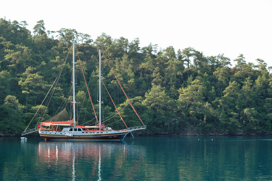 ... traumhaft schön liegt die Yacht in der sehr ruhigen Bucht ...