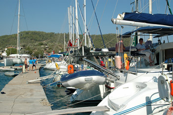 ... wir liegen am Steg im Hafen von Cökertme Koyu ...