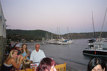 ... ein schöner Platz zum Essen im Hafen von Cökertme Koyu ...