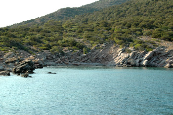 ... eine schöne Bucht auf der Südseite der Insel Kara Ada ...