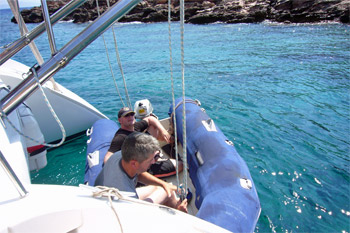 ... Schlauchboot klar machen ...