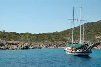 ... in einer Bucht der Insel: Kara Ada ...