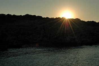 ... die Sonne geht unter - in einer Bucht der Insel: Kara Ada ...