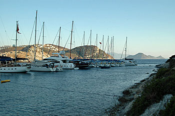 ... viele Liegeplätze für viele Yachten in der ganzen Bucht ...