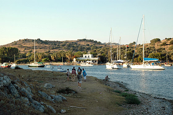 ... die Mannschaft geht geschlossen zum Abendessen ...